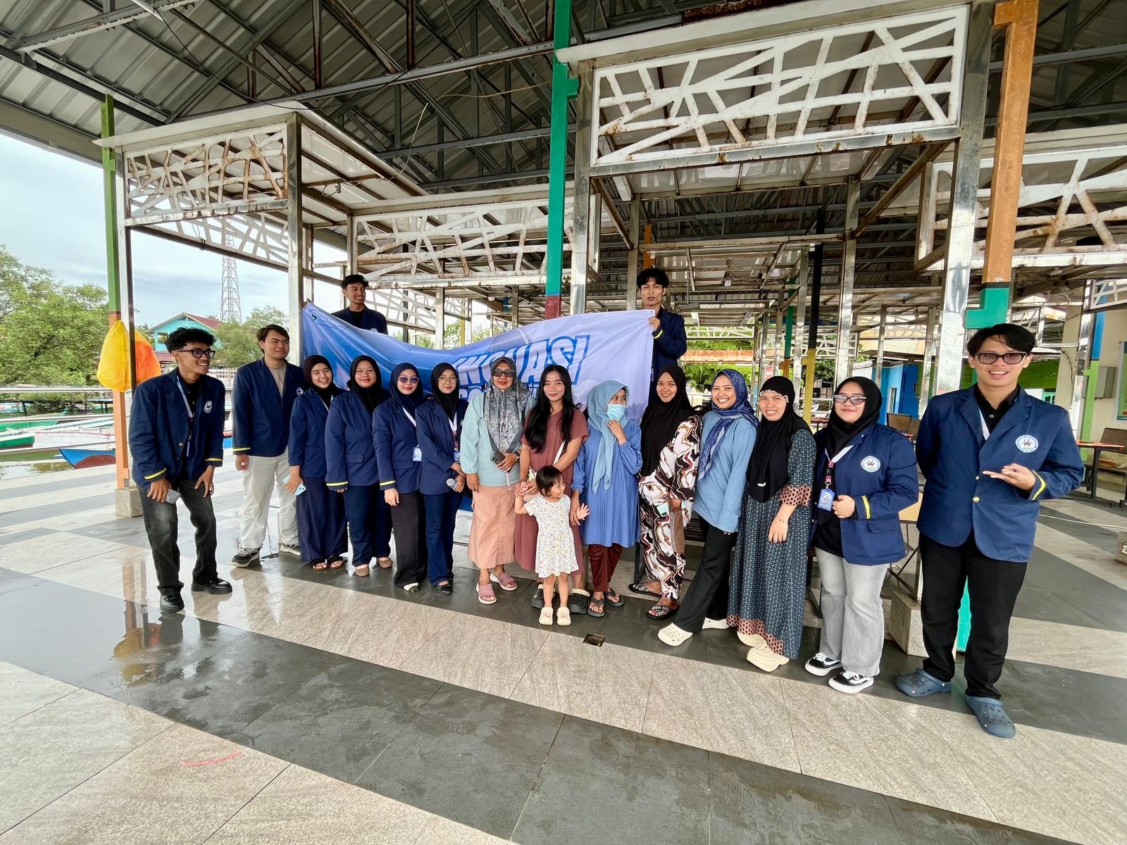 Meningkatkan Kualitas Fasilitas Publik RT 03 Kampung Warna Warni Manggar Baru, Balikpapan